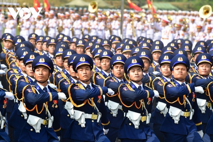 Tercer ensayo general del desfile militar: los nuevos vehículos blindados antiterroristas acaparan la atención - ảnh 6