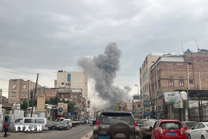 Israel bombardea instalaciones de los hutíes en Yemen  - ảnh 1