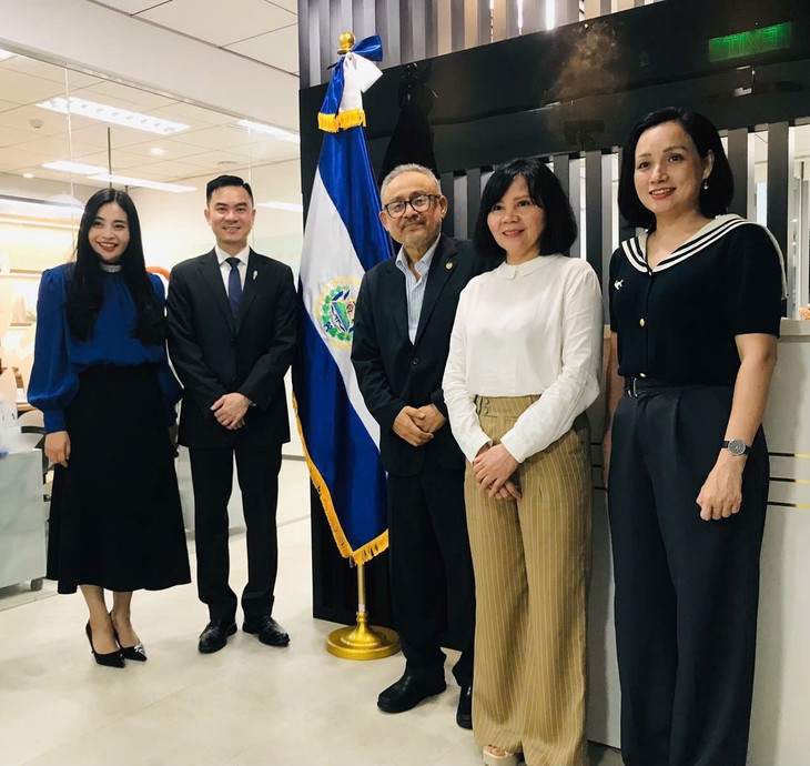 Símbolo de unión entre Vietnam y El Salvador a través del arte pictórico  - ảnh 2