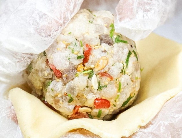 Un famoso taller conserva el aroma atemporal de los pasteles de luna tradicionales - ảnh 8