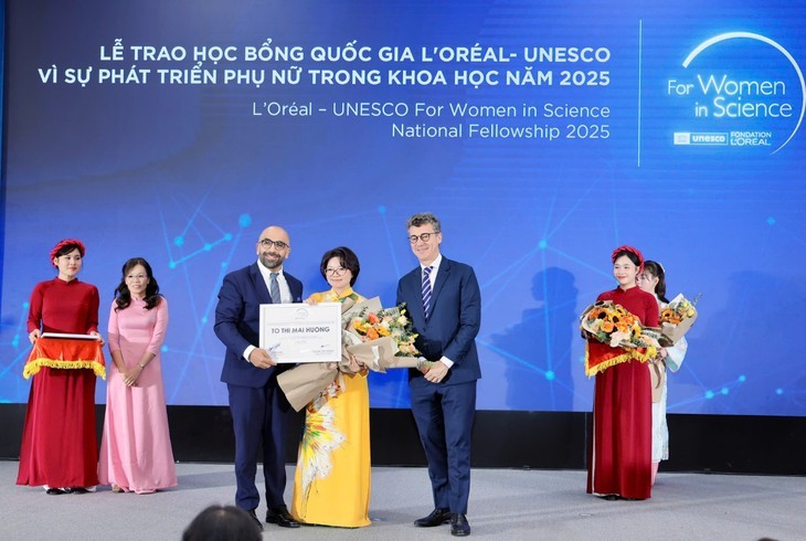 Tres científicas vietnamitas galardonadas con el Premio L'Oréal-UNESCO Mujeres en la Ciencia 2025 - ảnh 1