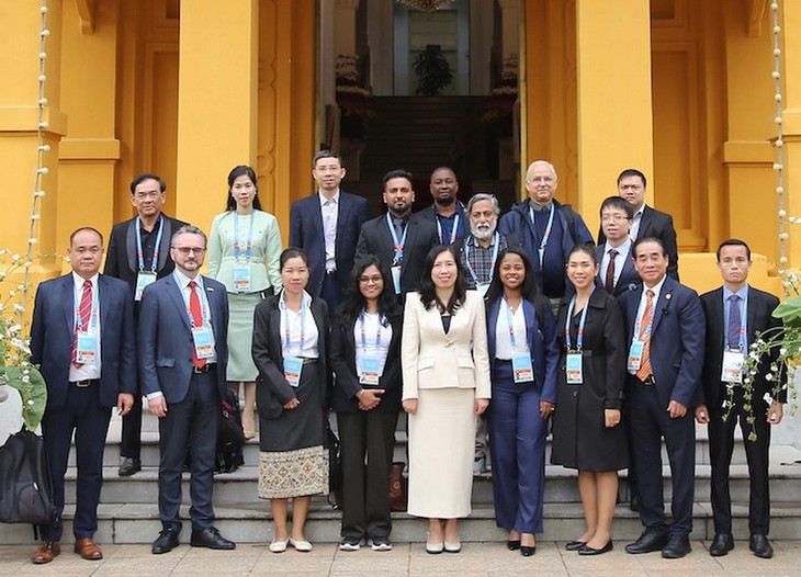 Prometen facilitar el trabajo de los reporteros extranjeros que cubren el XIV Congreso del PCV - ảnh 1