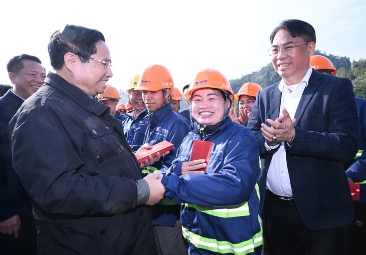 Primer Ministro vietnamita inspecciona proyectos de autopistas Huu Nghi - Chi Lang y Dong Dang - Tra Linh  - ảnh 2