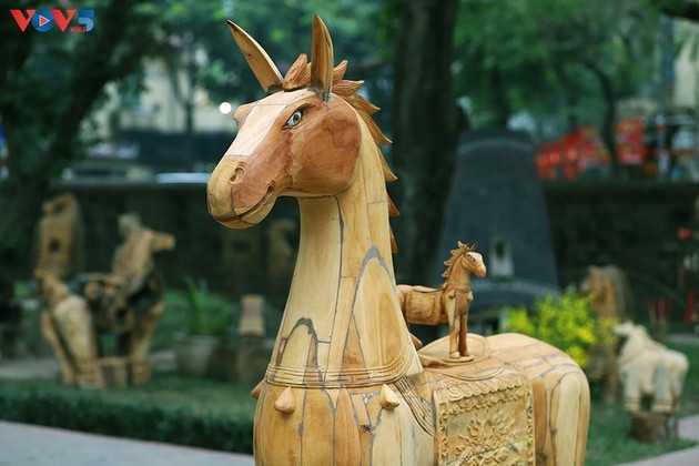 Esculturas de caballos atraen multitudes al Templo de la Literatura - ảnh 7