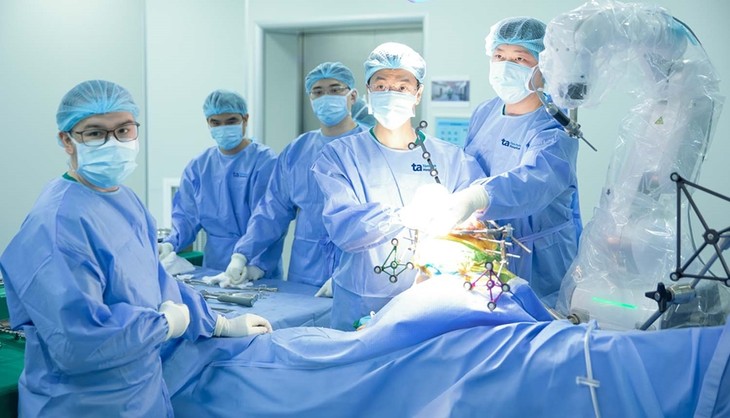 Vietnam incorpora por primera vez un robot de IA totalmente autónomo para cirugía articular - ảnh 1
