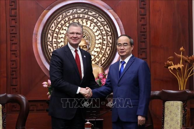 胡志明市市委书记阮善仁会见美国驻越大使丹尼尔•克里滕布林克 - ảnh 1