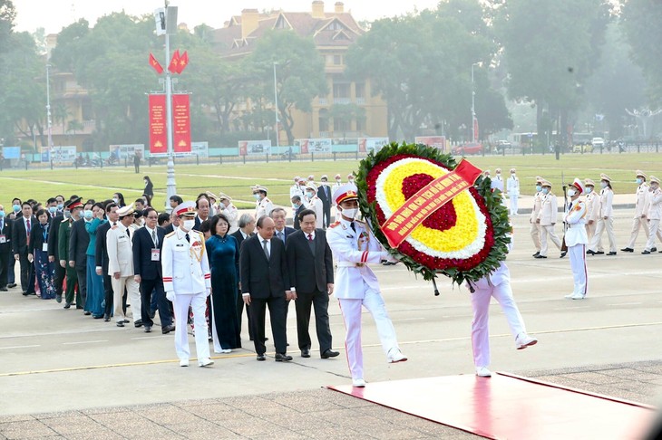 第十次全国爱国竞赛大会参会代表团入陵瞻仰胡主席遗容 - ảnh 1