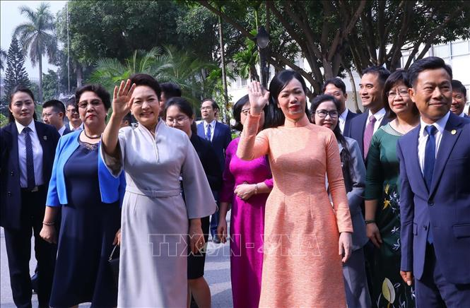 越南国家主席夫人和中共中央总书记、中国国家主席夫人与河内国家大学学生交流 - ảnh 1