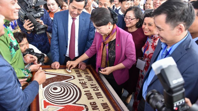 Fête nationale de la presse: Nguyen Thi Kim Ngan visite le stand de VOV - ảnh 2