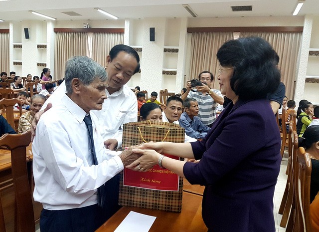 Dang Thi Ngoc Thinh offre des cadeaux à des familles méritantes de la province de Quang Nam  - ảnh 1