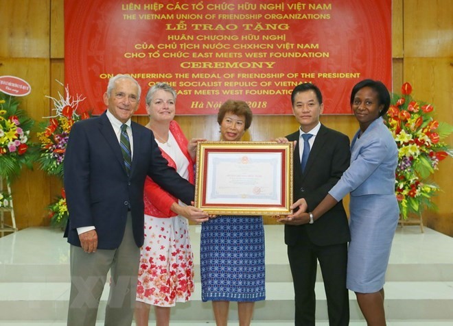 L'ONG américaine East Meets West Foundation à l'honneur - ảnh 1