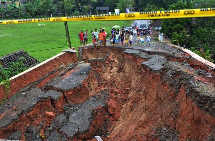 Indonésie : plus de 40.000 personnes évacuées du détroit de la Sonde par crainte d'un autre tsunami - ảnh 1