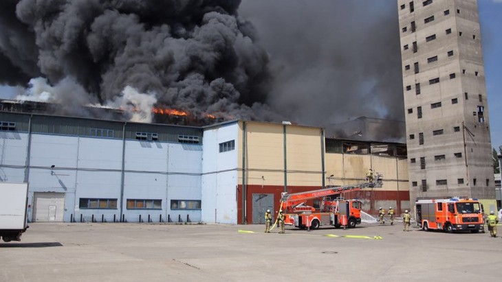 Les pompiers ont vaincu le feu au centre commercial Dông Xuân à Berlin - ảnh 1