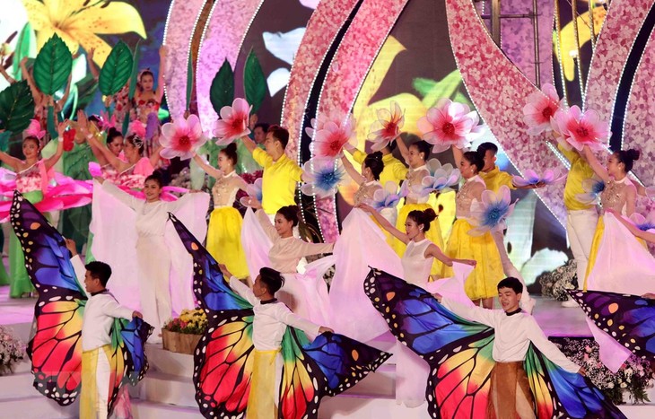 Festival des fleurs de Dà Lat: l’effervescence dans la rue - ảnh 1