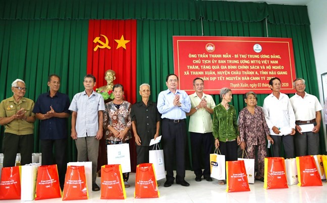 Trân Thanh Mân offre des cadeaux du Têt à Hâu Giang - ảnh 1