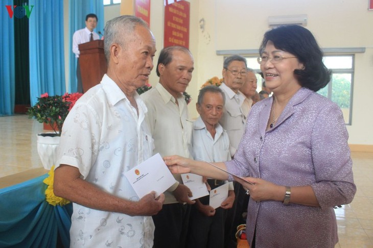 Dang Thi Ngoc Thinh rencontre des pauvres de Tiên Giang - ảnh 1