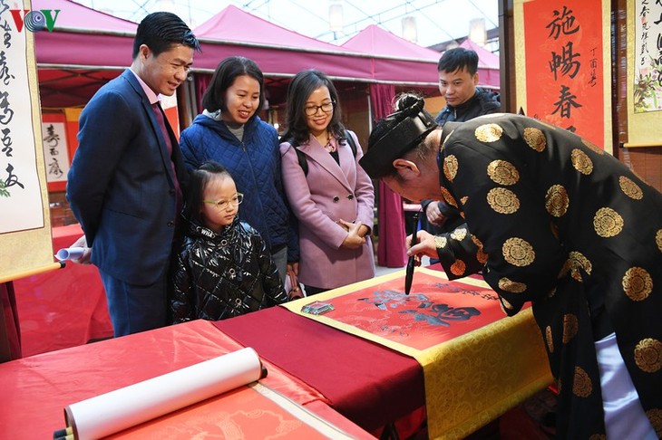 Têt : demander la calligraphie au Temple de la Littérature - ảnh 1