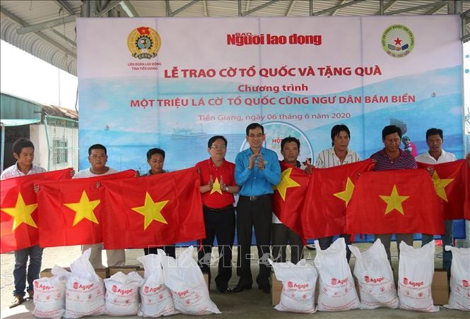 Remise de 2000 drapeaux nationaux aux pêcheurs - ảnh 1