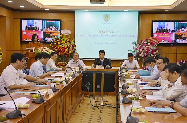 Un colloque célébrant les 75 ans de la justice vietnamienne  - ảnh 1