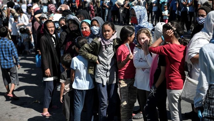 Grèce: des milliers de migrants sans abri après les incendies du camp de Moria - ảnh 1