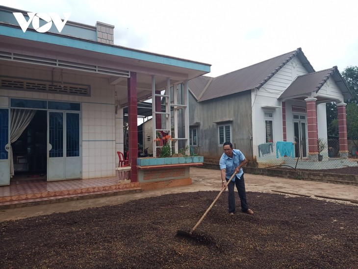 Les villages du Tây Nguyên font peau neuve - ảnh 1