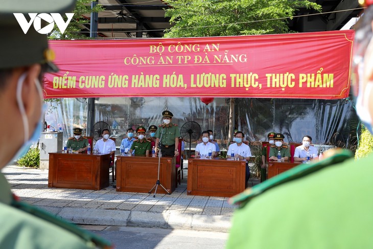 Công an Đà nẵng mua thực phẩm giúp dân, tặng kèm rau xanh - ảnh 2