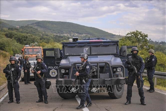 La tension persiste au Kosovo après le déploiement de blindés serbes - ảnh 1