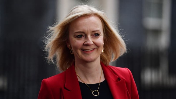 Royaume-Uni : la cheffe de la diplomatie Liz Truss reprend les dossiers post-Brexit après la démission de David Frost - ảnh 1