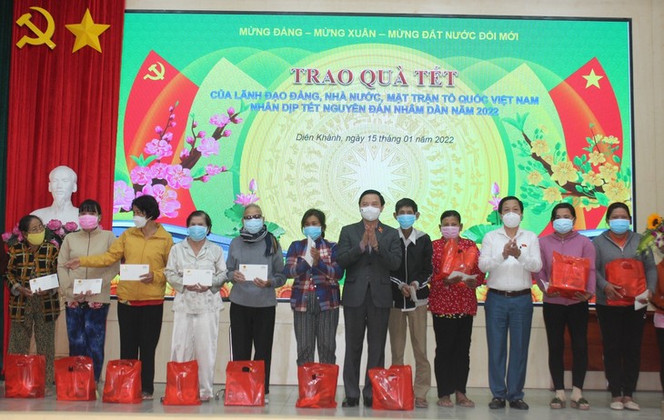 Têt: Le vice-président de l’Assemblée nationale Nguyên Khac Dinh à Khanh Hoà - ảnh 1