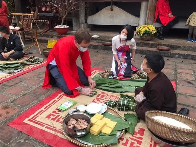 Des diplomates étrangers découvrent l’ambiance du Têt à Duong Lâm - ảnh 1