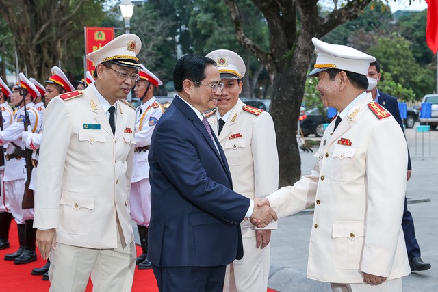 Têt: Pham Minh Chinh présente ses vœux aux policiers de Thanh Hoa - ảnh 1