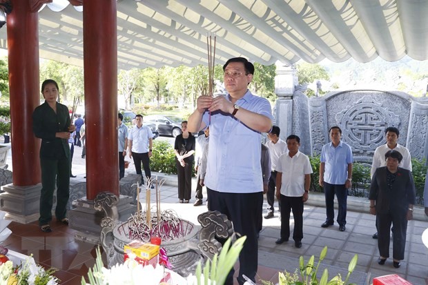 Vuong Dinh Huê rend hommage aux héros morts pour la Patrie  - ảnh 1