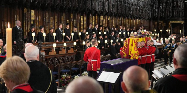 Funérailles d'Elizabeth II : la reine inhumée aux côtés de son mari le prince Philip à Windsor - ảnh 1