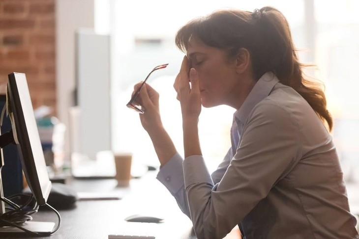 L'OMS et l'OIT appellent à de nouvelles mesures pour s'attaquer aux problèmes de santé mentale au travail - ảnh 1