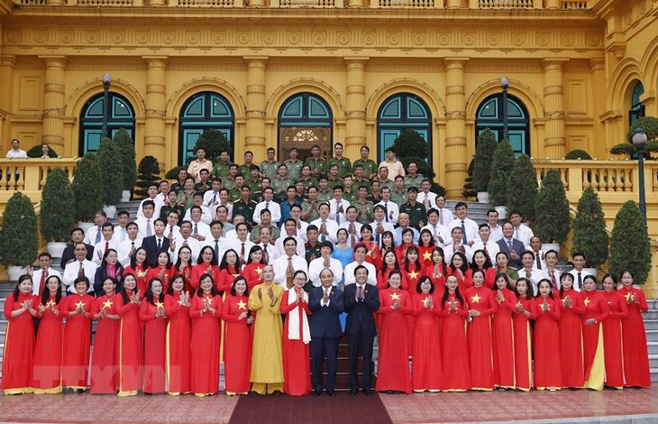 Nguyên Xuân Phuc rencontre des figures exemplaires de Vinh Long - ảnh 1