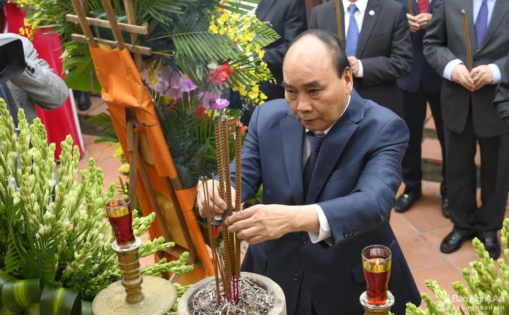 Nguyên Xuân Phuc rend hommage à la poétesse Hô Xuân Huong et aux héros morts pour la Patrie à Nghê An - ảnh 1