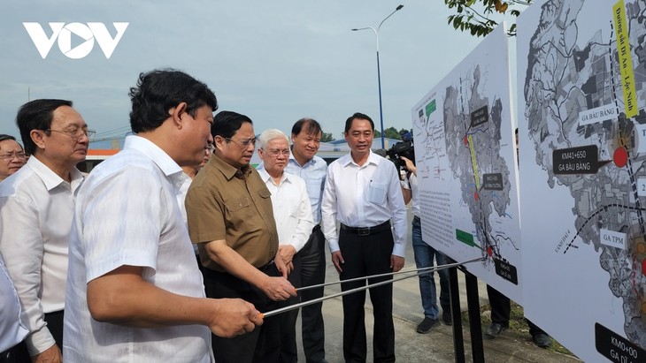 Pham Minh Chinh inspecte les projets importants à Binh Duong - ảnh 1