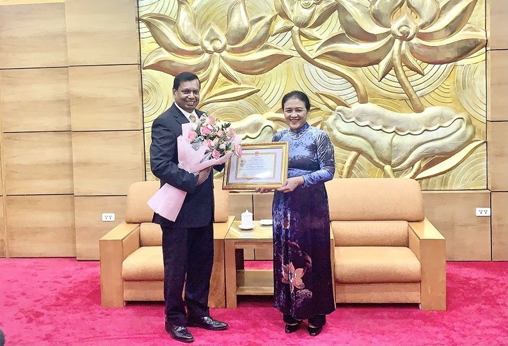 Remise de l’insigne «Pour la paix et l’amitié entre les peuples» à l’ambassadeur du Sri Lanka - ảnh 1