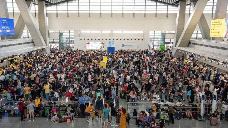 Le principal aéroport des Philippines s'efforce de rétablir la normalité après une coupure d'électricité - ảnh 1