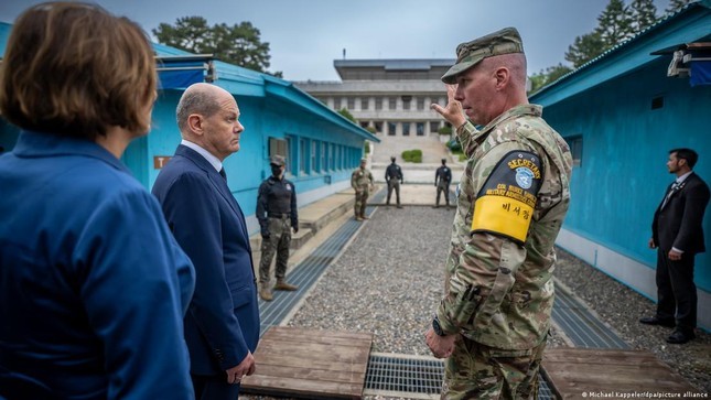 Scholz s'est rendu dans la DMZ, appelant Pyongyang à arrêter ses tirs de missiles balistiques - ảnh 1