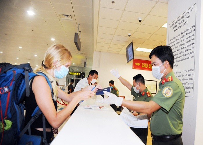 Faciliter les entrées, les sorties et les transits des étrangers au Vietnam - ảnh 1