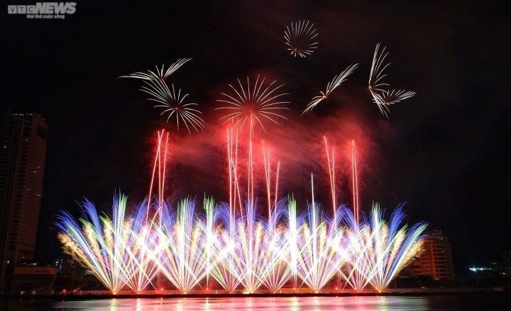 Dà Nang: quatrième soirée du Festival international des feux d’artifice - ảnh 1