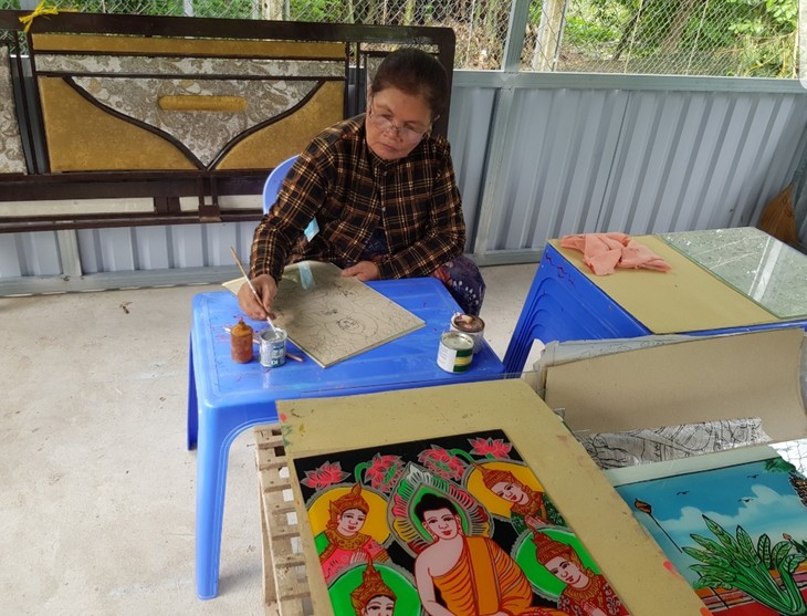 Phu Tân, un haut lieu de la peinture sur verre inversé - ảnh 2