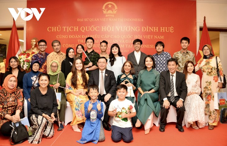 Vuong Dinh Huê rencontre des Vietnamiens en Indonésie et l’ancienne présidente Megawati Sukarnoputri - ảnh 1