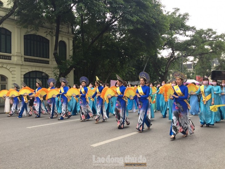 Hanoi: un défilé d’ao dài à l’occasion de la Fête nationale - ảnh 1