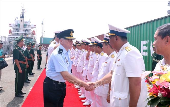 Un navire de la Royal Australian Navy en visite au Vietnam - ảnh 1