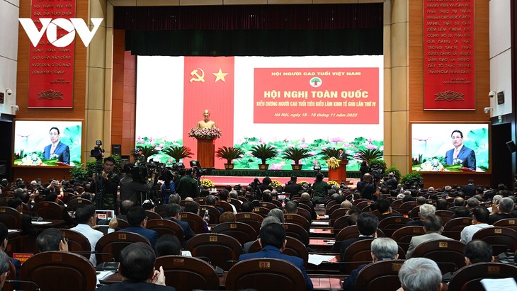 Pham Minh Chinh assiste à la conférence nationale des personnes âgées réussissant dans les affaires - ảnh 1