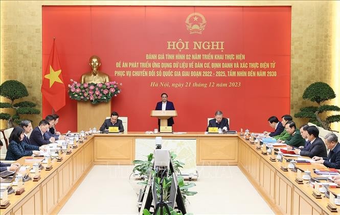 Pham Minh Chinh préside une visioconférence nationale pour évaluer la mise en œuvre du projet 06 - ảnh 1