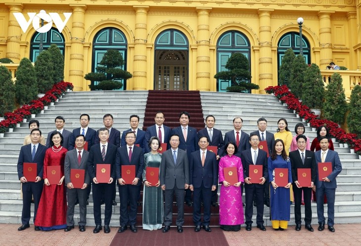 Le président Vo Van Thuong nomme les nouveaux ambassadeurs et chefs de représentations diplomatiques du Vietnam à l'étranger - ảnh 1