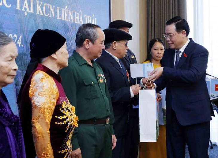 Vuong Dinh Huê offre des cadeaux de Têt aux familles ayant servi la nation à Thai Binh - ảnh 1